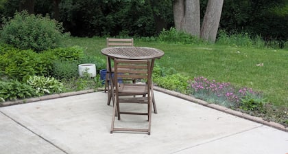 Charming 1-bedroom apt in house by creek with AC, in delightful Portage