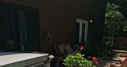 Charming 1-bedroom apt in house by creek with AC, in delightful Portage