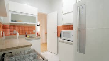 Refrigerador, microondas, placa de cocina, utensilios de cocina