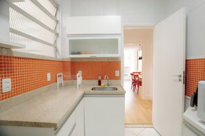 Refrigerador, microondas, placa de cocina, utensilios de cocina