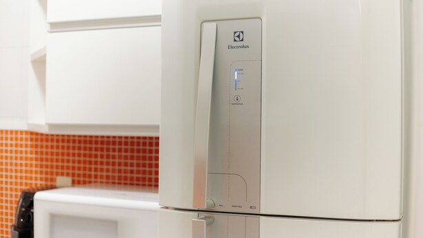 Un refrigerador blanco Electrolux con un panel de control que muestra las configuraciones de temperatura.