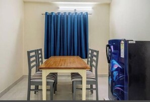 Dining - 2-bedroom apartment in marvelous Hyderabad with AC, WiFi (Hyderabad)