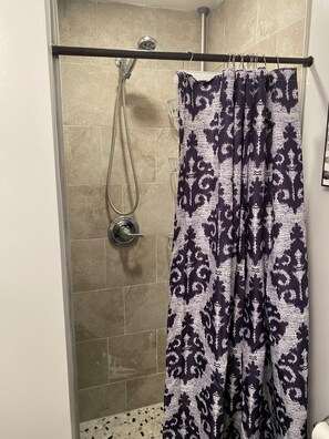 Hiustenkuivaaja, pyyhkeet, saippua, vessapaperi