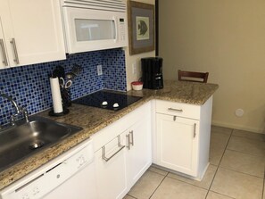 Réfrigérateur, micro-ondes, plaque de cuisson, lave-vaisselle