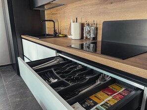 Geladeira, micro-ondas, fogão, cooktop