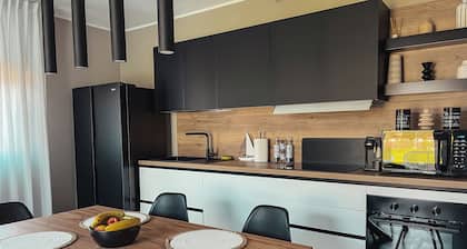 Modern 2BR 2BA Apt • Sleeps 6 • Free Parking