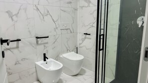 Douche, séchoir à cheveux, bidet, serviettes fournies