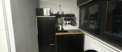 Réfrigérateur, micro-ondes, plaque de cuisson, cafetière/bouilloire