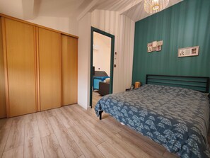 2 bedrooms, desk, travel cot, free WiFi