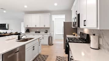 Microondas, horno, placa de cocina, lavavajillas