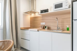 Micro-ondes, plaque de cuisson, lave-vaisselle, cafetière/bouilloire