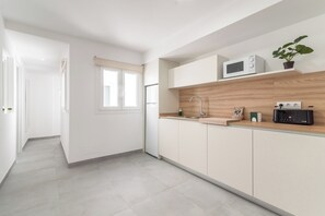 Microwave, stovetop, dishwasher, coffee/tea maker