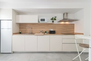Microwave, stovetop, dishwasher, coffee/tea maker