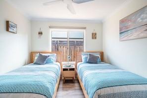 4 bedrooms, desk, iron/ironing board, free WiFi - Red Rocks | Near Beach | Pet Friendly + BBQ (Cowes)