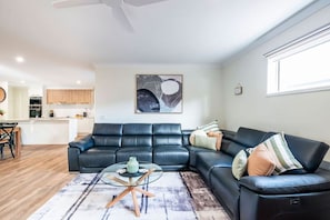 Smart TV - Red Rocks | Near Beach | Pet Friendly + BBQ (Cowes)