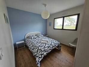 3 habitaciones, tabla de planchar con plancha y ropa de cama 