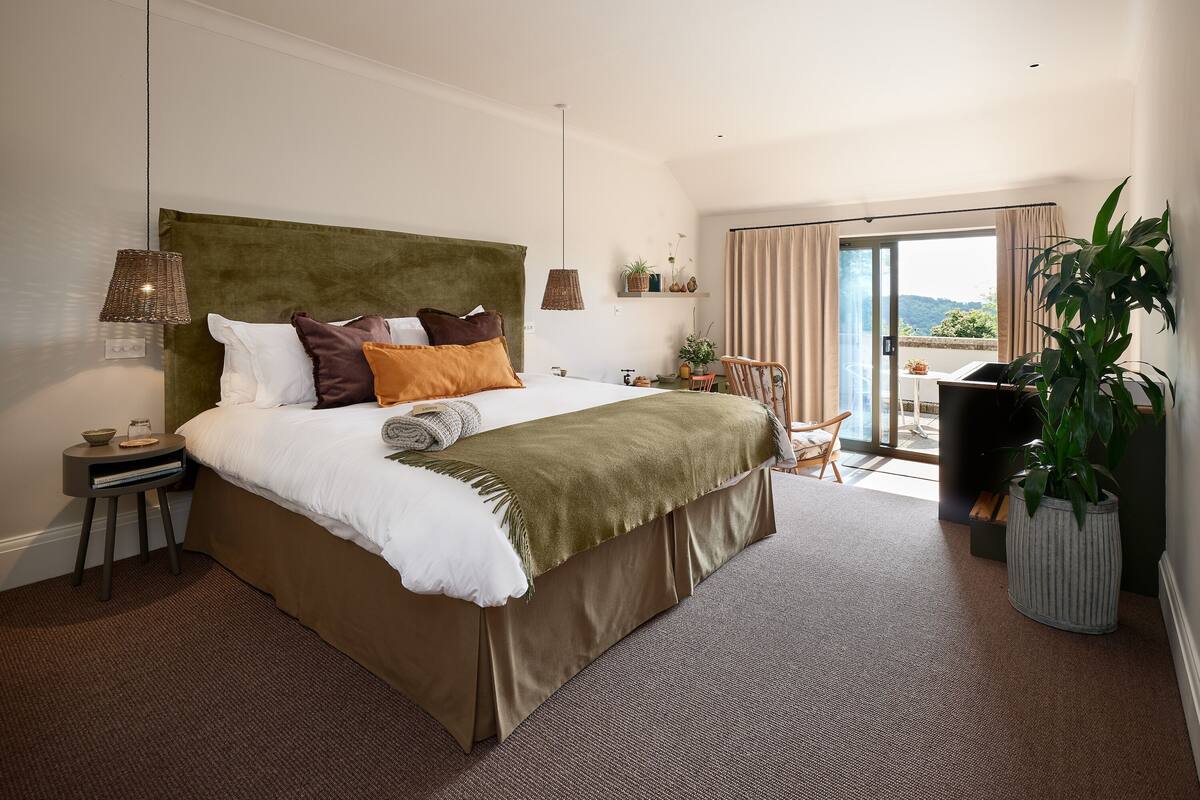 Deluxe Double or Twin Room | Desk, blackout drapes, WiFi (free), bed sheets