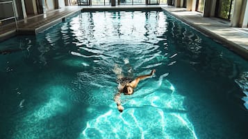 Una piscina techada, una piscina al aire libre