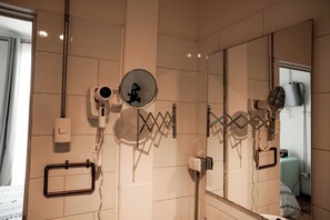 Family Quadruple Room, Balcony, City View | Bathroom - Casa de Amélie (Santiago)