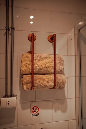 Habitación estándar doble, vistas a la ciudad | Baño | Toallas y jabón