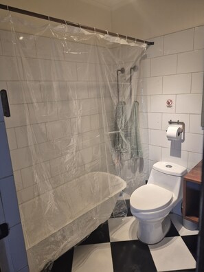 Classic Twin Room, Balcony, City View | Bathroom | Towels, soap