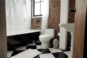 Classic Double Room, City View | Bathroom | Towels, soap - Casa de Amélie (Santiago)