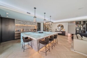 Interior - Rate Special-Celebrity Penthouse in Hollywood (Los Angeles)