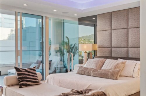 Rate Special-Celebrity Penthouse in Hollywood