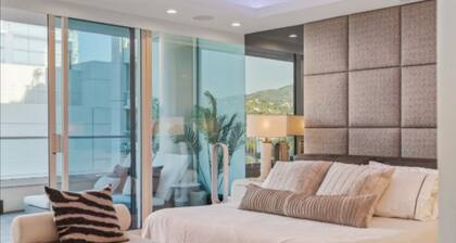 Rate Special-Celebrity Penthouse in Hollywood