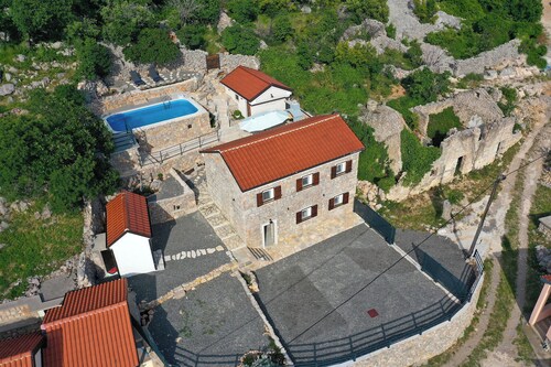 Charming 2-bedroom villa with AC, WiFi,swimming pool,view of the sea and islands