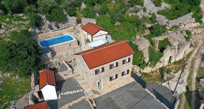 Charming 2-bedroom villa with AC, WiFi,swimming pool,view of the sea and islands