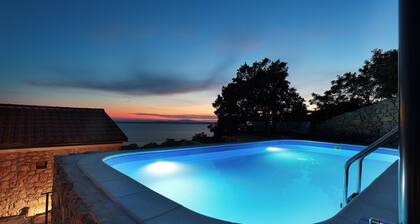 Charming 2-bedroom villa with AC, WiFi,swimming pool,view of the sea and islands