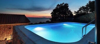 Charming 2-bedroom villa with AC, WiFi,swimming pool,view of the sea and islands