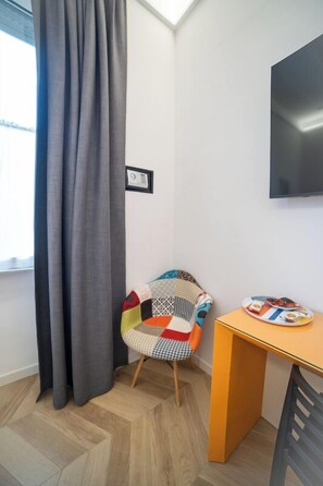 Brankas, tirai kedap cahaya, kedap suara, dan setrika/meja setrika