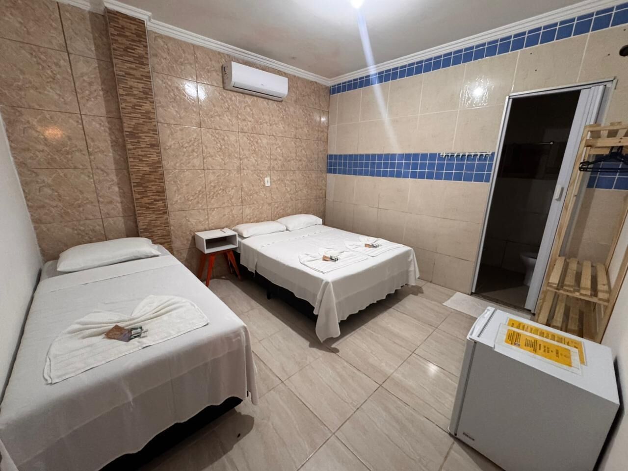 Habitación triple económica | Minibar, cortinas blackout, wifi gratis y ropa de cama 