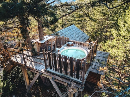 Outdoor spa tub. Tree houses with private Jacuzzi - Épine Vinette