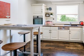 Réfrigérateur, un four, surface de cuisson, lave-vaisselle