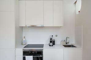 Kühlschrank, Mikrowelle, Ofen, Geschirrspüler