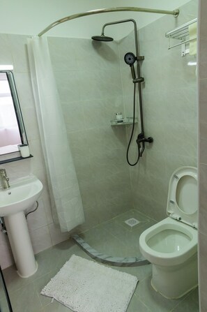 Douche, serviettes fournies, savon, papier toilette