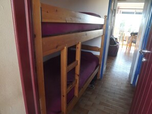 1 quarto, ferros/tábuas de passar roupa