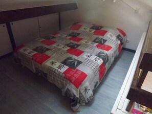 1 quarto, ferros/tábuas de passar roupa