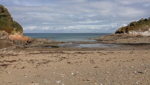 A coastal beach with rocky terrain and a view of the sea. - Zide the Zea (Ilfracombe)