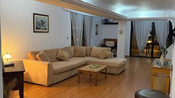 Smart TV, video library, stereo