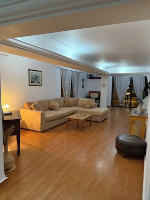 TV connectée, vidéothèque, chaîne hi-fi