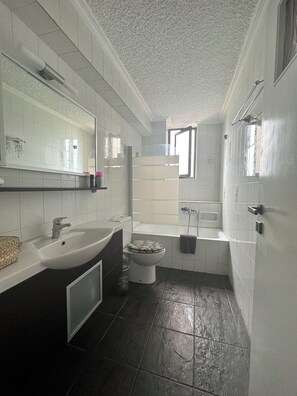 Douche, sèche-cheveux, serviettes fournies, savon