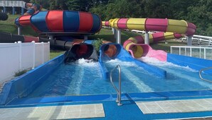 Ein Wasserpark mit mehreren Wasserrutschen und einem Poolbereich.