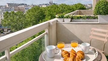 Deluxe Studio, City View | Terrace/patio