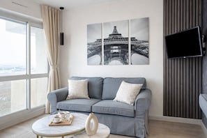 Studio – deluxe, byutsikt | Oppholdsområde | En 80-centimeters smart-TV med digitale kanaler