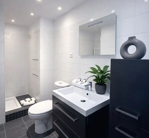 Deluxe Studio, City View | Bathroom | Hair dryer, towels, soap, shampoo - 825 Jemmapes (Paris)