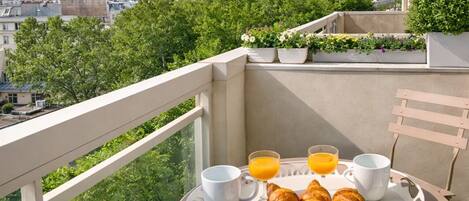 Deluxe Studio, City View | Terrace/patio